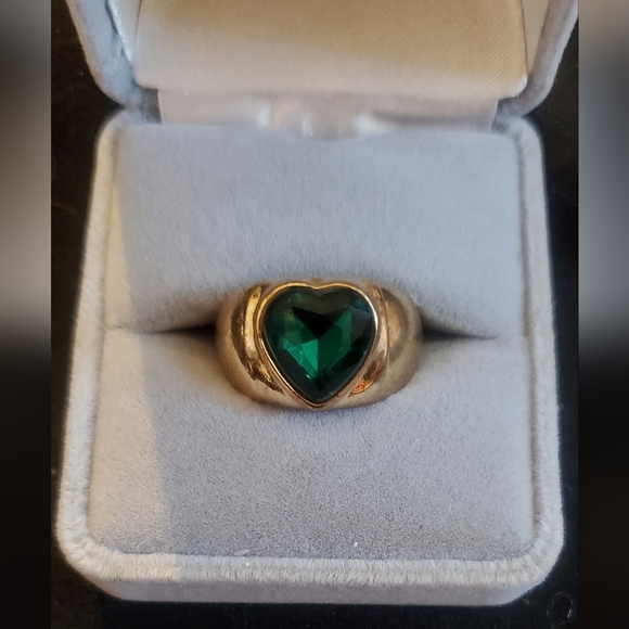 Vintage Gold Tone Ring with Faux Emerald Green Heart Gemstone Size 7 - Picture 3 of 3